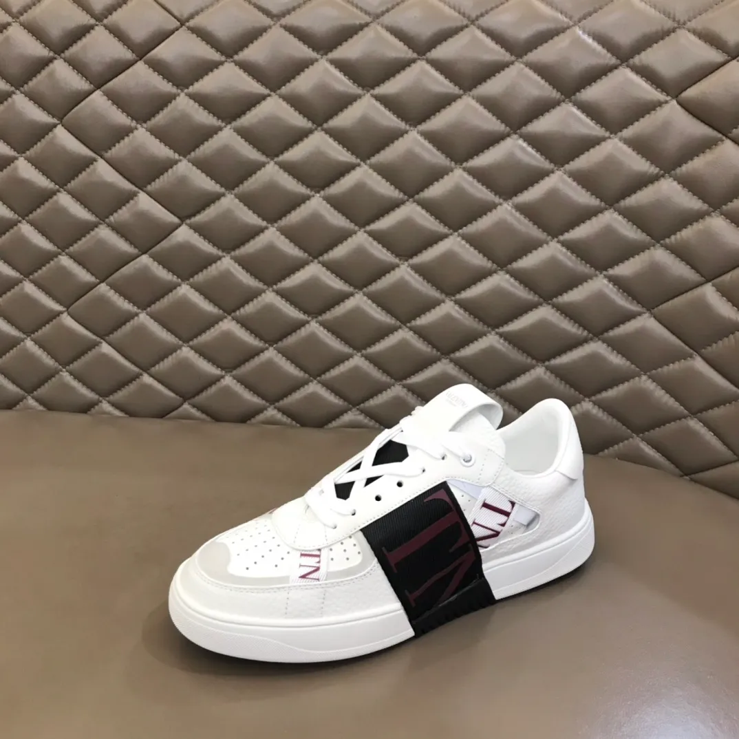 p440 "Valentin*" new spring and summer calfskin lace-up sneakers. No man should be able to refuse these shoes. The classic color scheme is so handsome! Purchase a high-precision replica of the original version to instantly sell off the market currency! 6 VLTN logo rubber effect straps - Valentino Garavani Logo printed on the back and tongue, all materials are customized to ensure quality! Size: 38-44
